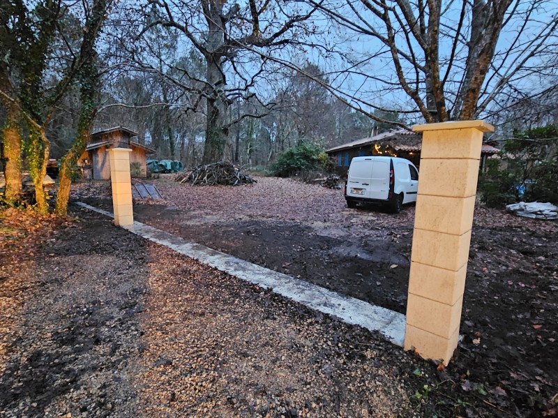 Conception et réalisation d'une entrée de portail sur mesure pour votre propriété à Biscarrosse