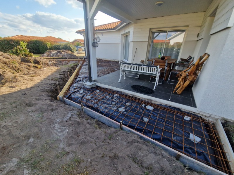 Construction d'une terrasse en béton avec dalle pour jacuzzi à Mimizan