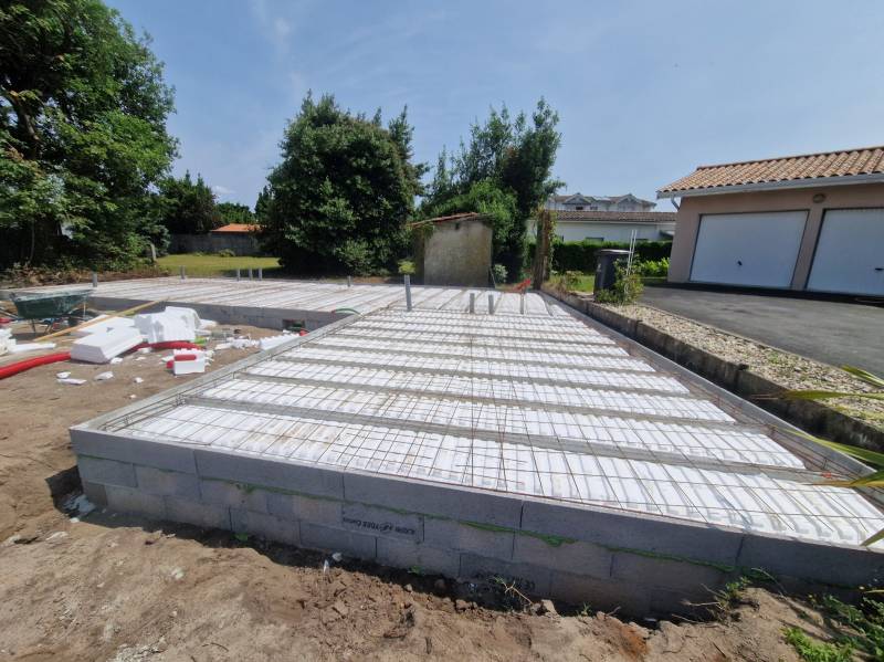 Pool house en bois sur vide sanitaire par Pierrick Thebault près de La Teste-de-Buch