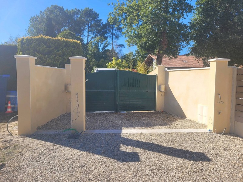 Réalisation d’une entrée de portail avec portillon sur une maison des Landes