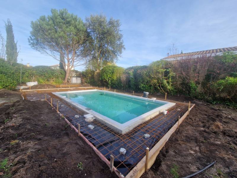 Plage en béton et carrelage : votre espace piscine près d’Ychoux transformé par un professionnel