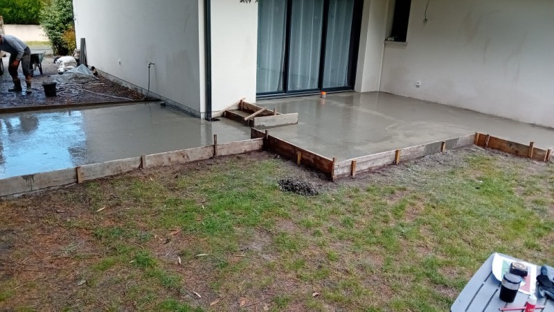 Réalisation d'une terrasse en béton avec carrelage extérieur pas cher à Mios
