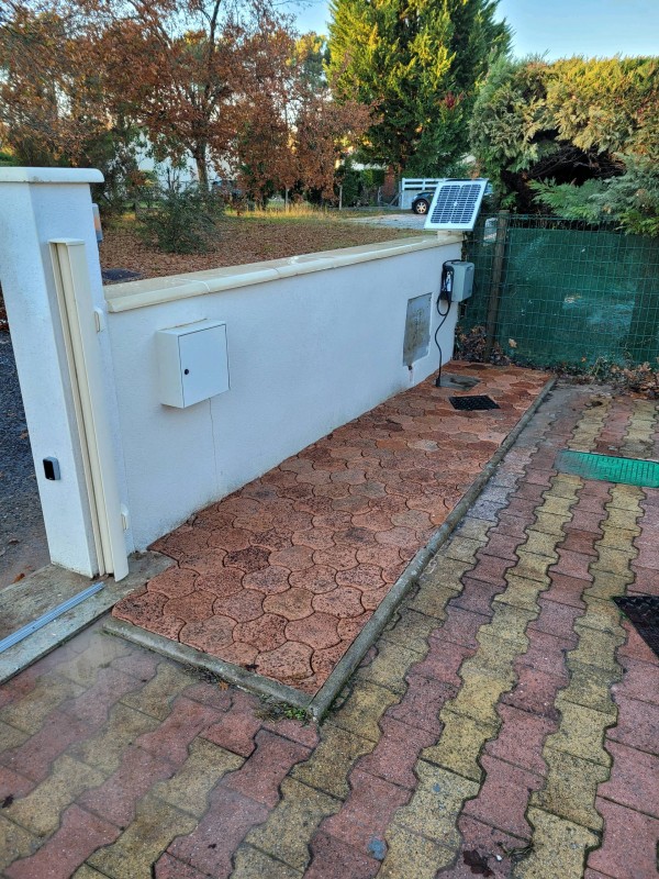 Réaliser un pavage sur une entrée de portail située à Biscarrosse