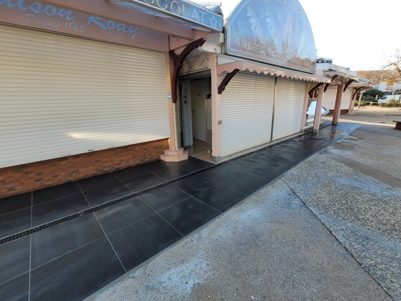 Le nouveau carrelage autour des magasins Rody à Biscarrosse-plage