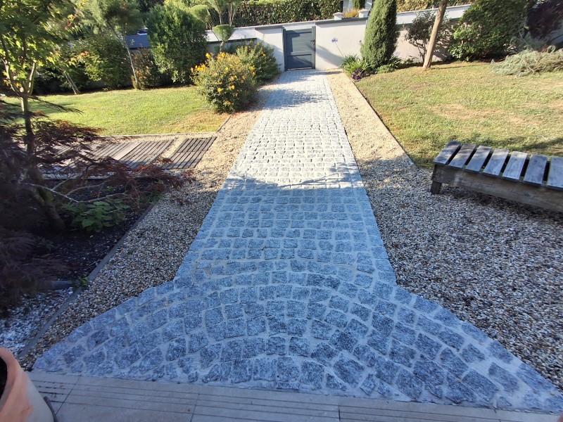 Pourquoi choisir une allée pavée en pierre naturelle venue du Portugal à Sanguinet