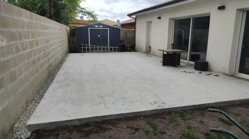 Réalisation d'une terrasse en béton avec fondations sur une maison neuve à Saint-Paul-en-Born