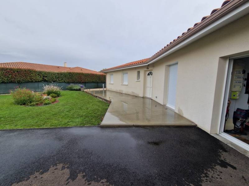 Réalisation par Pierrick Thebault d’une terrasse en béton et carrelage sur mesure près de Mézos