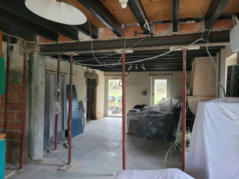 Professionnel de la rénovation intérieure d'une maison landaise située à Hostens