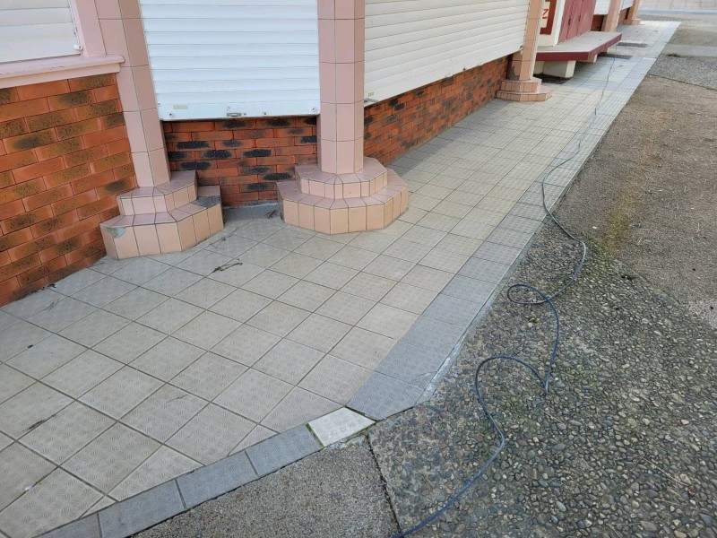 Remplacer du carrelage autour des magasins Rody à Biscarrosse-plage