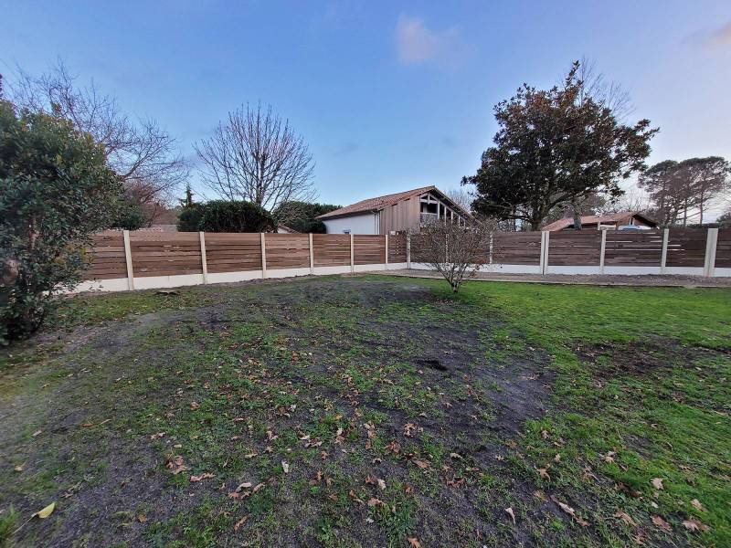 Quelle clôture en béton et lames de bois choisir pour un extérieur durable et élégant à Ychoux