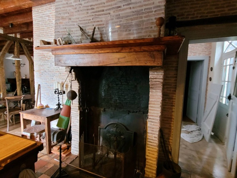 Aménagement d'une cheminée dans une maison landaise située près de Parentis-en-Born