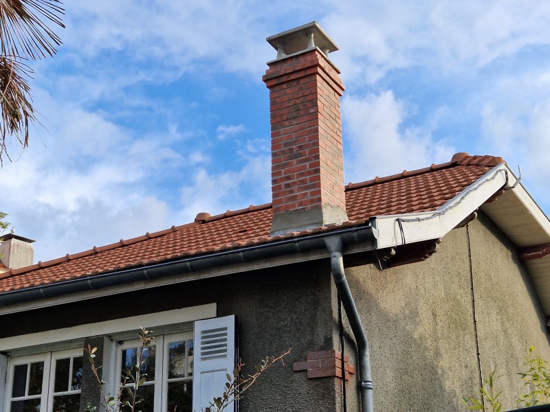 Réfection d'une cheminée en briquettes sur une maison à Arcachon