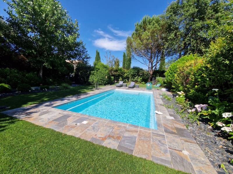 Plage en béton et carrelage : votre espace piscine près d’Ychoux transformé