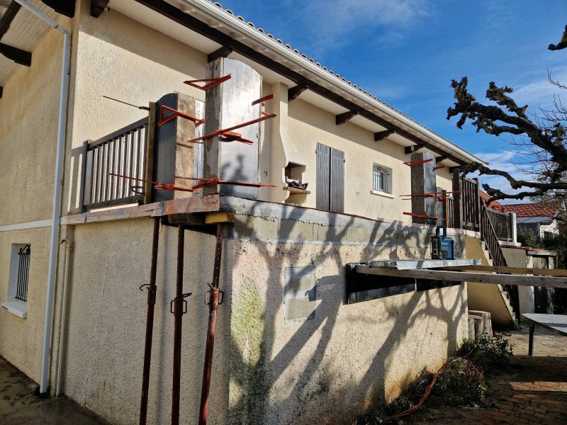 Faire appel à Pierrick Thebault pour Faire un appel à une entreprise pour un agrandissement de balcon avec changement de carrelage