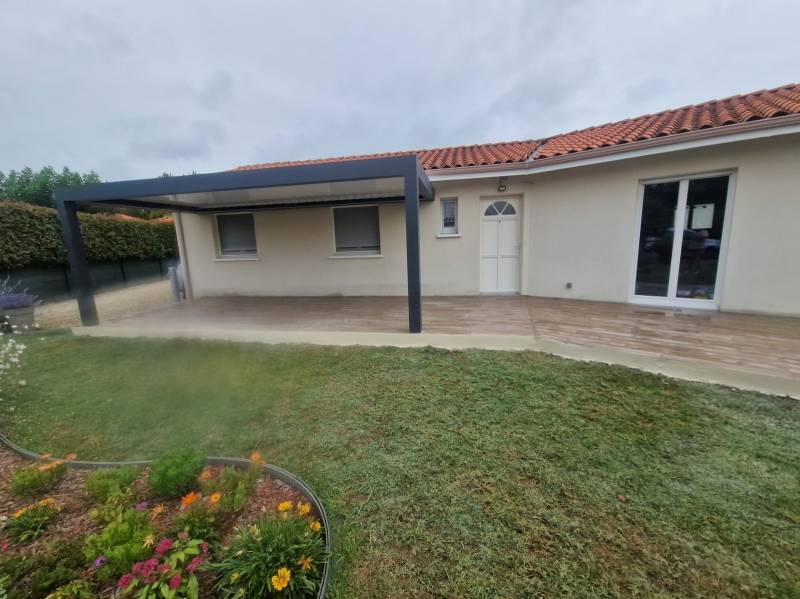 Réalisation par un maçon d’une terrasse en béton et carrelage sur mesure près de Mézos