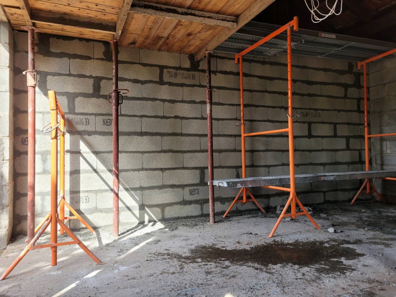 Création d'un mur de séparation en parpaings dans un garage commun à Biscarrosse