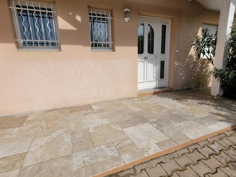 Carrelage sur une terrasse dans une propriété située aux alentours de Biscarrosse