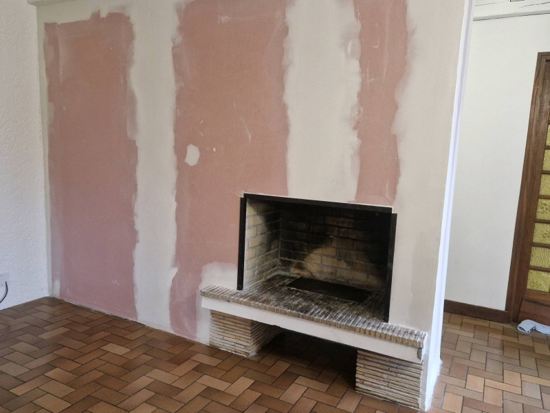 Aménagement d'une cheminée pour l'installation d'un poêle à bois moderne à Biscarrosse