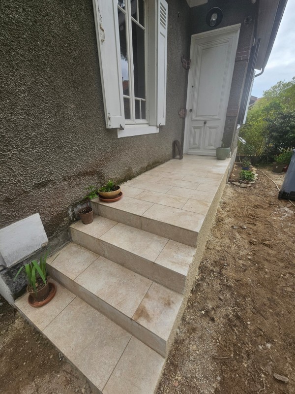 petit escalier avec allée en béton et revêtement carrelage par Pierrick Thebault à Arcachon