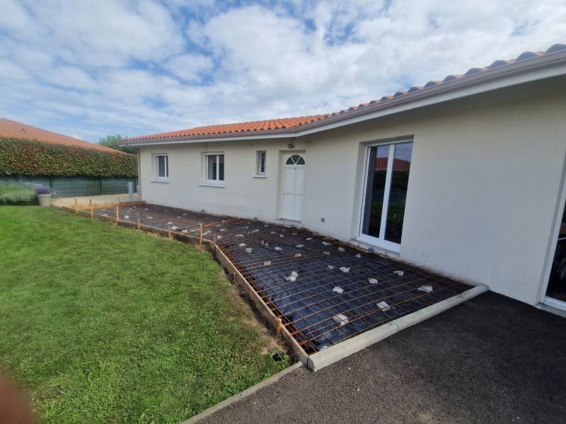 Réalisation par une entreprise spécialisée d’une terrasse en béton et carrelage sur mesure près de Mézos