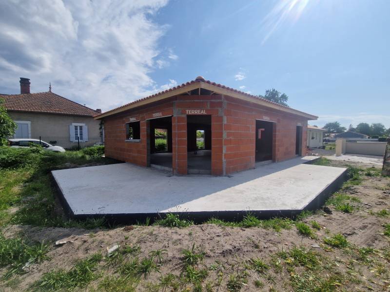 Pourquoi choisir la construction et la maçonnerie d'une maison neuve avec garage et terrasses sur mesure près de Mimizan