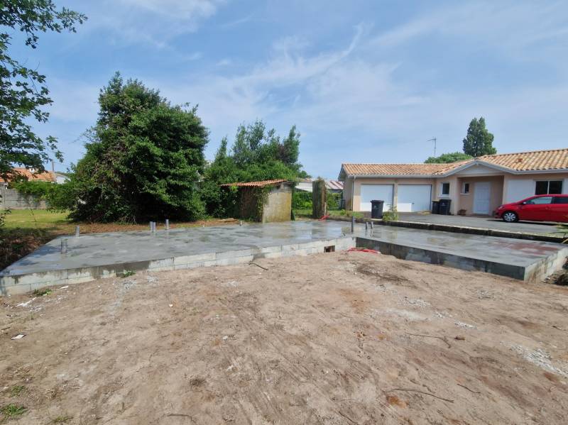 Réalisation par un maçon d'un pool house en bois sur vide sanitaire près de La Teste-de-Buch