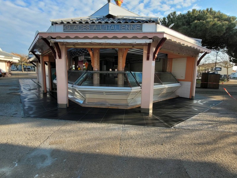 Le carrelage autour des magasins Rody à Biscarrosse-plage
