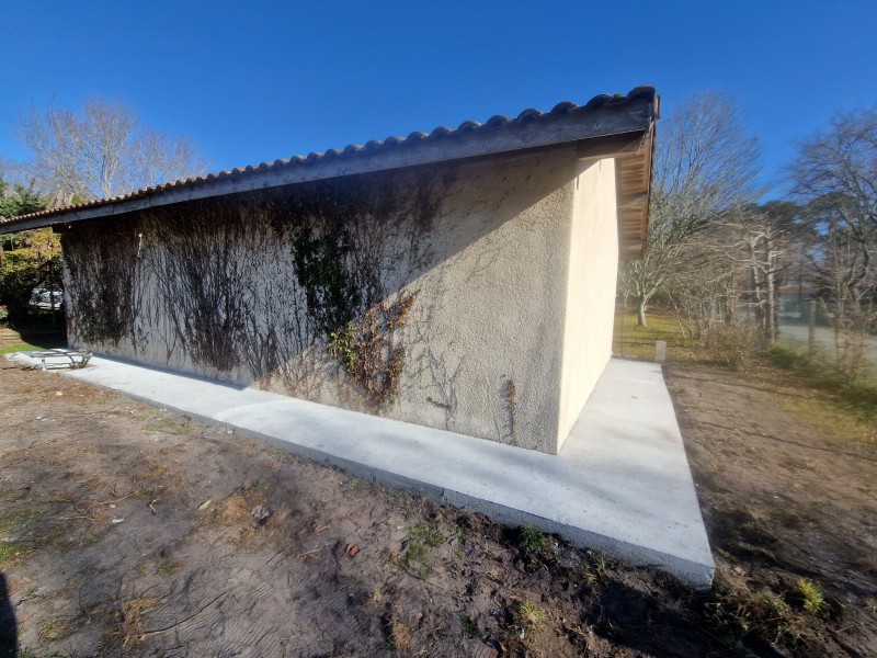 Création d'une entrée de portail et d'un trottoir en béton autour d’une maisonnette par Pierrick Thebault à Parentis-en-Born