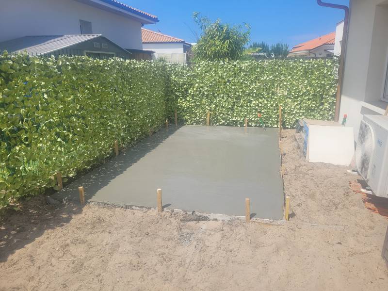 Réalisation d'une dalle en béton pour un abri de jardin à Arcachon