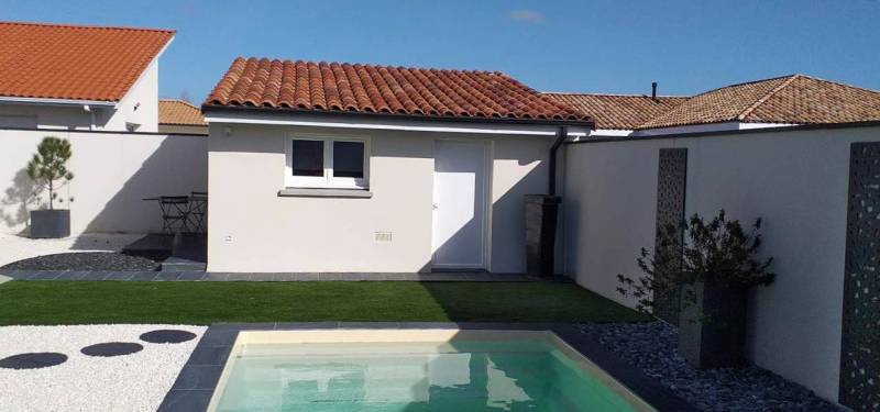 Aménagement d’un pool house maçonné en parpaing à côté de votre piscine près de Gastes : Confort et détente