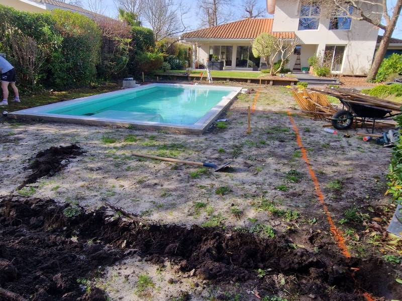 Plage en béton et carrelage par un professionnel : votre espace piscine près d’Ychoux transformé