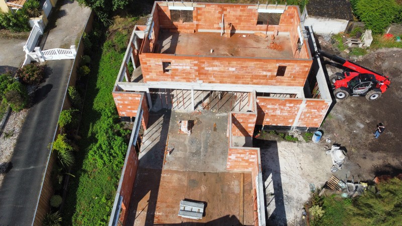 Comment construire une maison à étage avec des poutres en béton à La Teste-de-Buch en Gironde