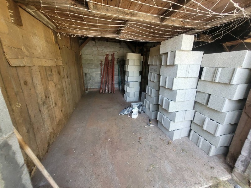 Réalisation d'un mur de séparation en parpaings dans un garage commun