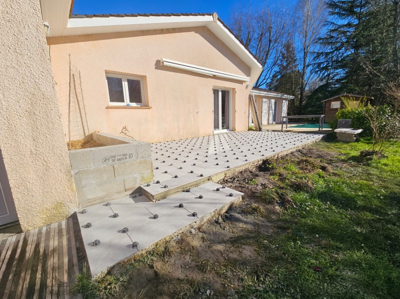 Rénovation en carrelage d'une ancienne terrasse avec pose de chape en mortier fibre de qualité par un professionnel à Mios