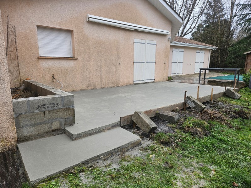 Rénovation en carrelage d'une ancienne terrasse avec pose de chape en mortier fibre de qualité par Pierrick Thebault à Mios