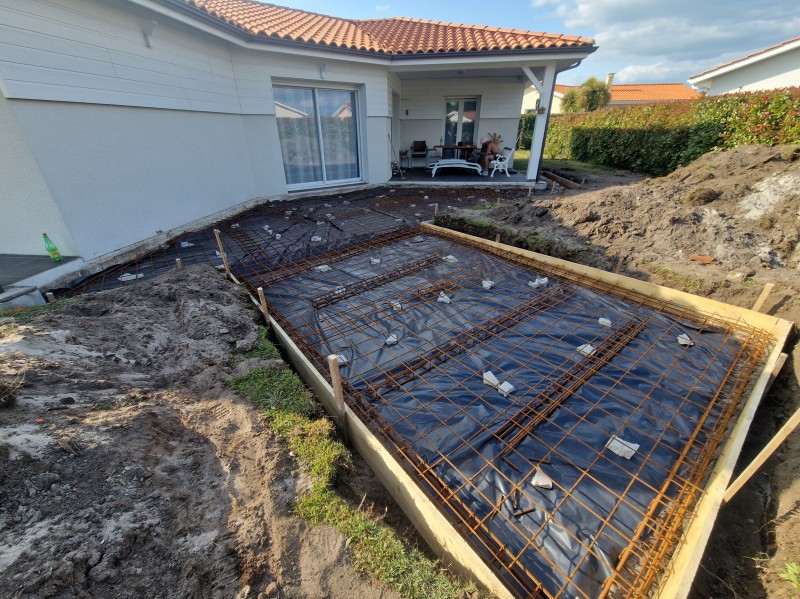 Construction d'une terrasse en béton avec dalle pour jacuzzi à Mimizan par Pierrick Thebault