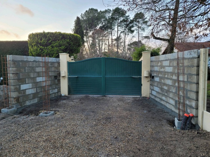 Réalisation d’une entrée de portail avec portillon sur une maison située à Sanguinet