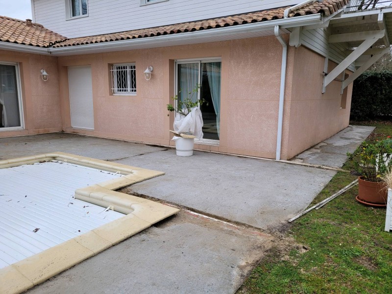 Changement de carrelage sur une terrasse dans une propriété située aux alentours de Biscarrosse