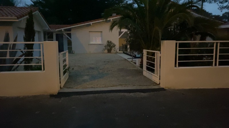 Reconstruire en parpaing la clôture dégradée d’une propriété située à Mimizan dans les Landes