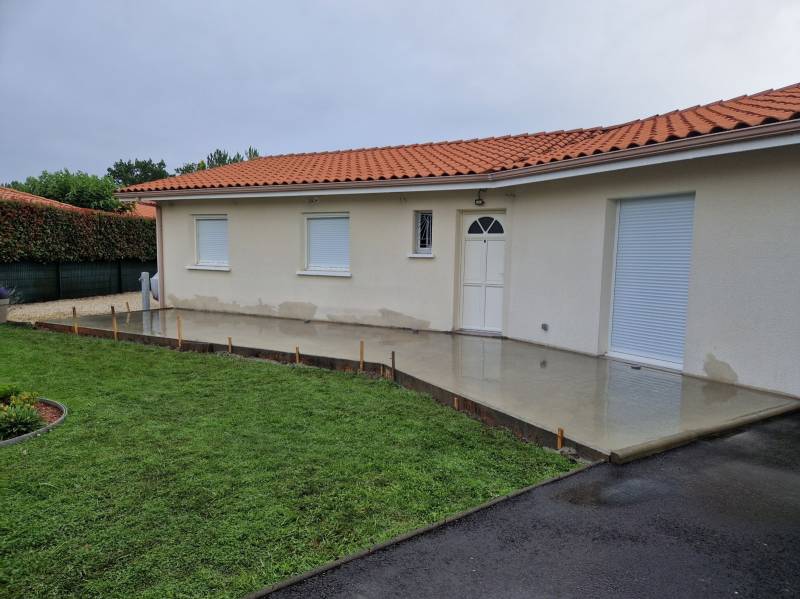 Réalisation d’une terrasse en béton et carrelage sur mesure près de Mézos