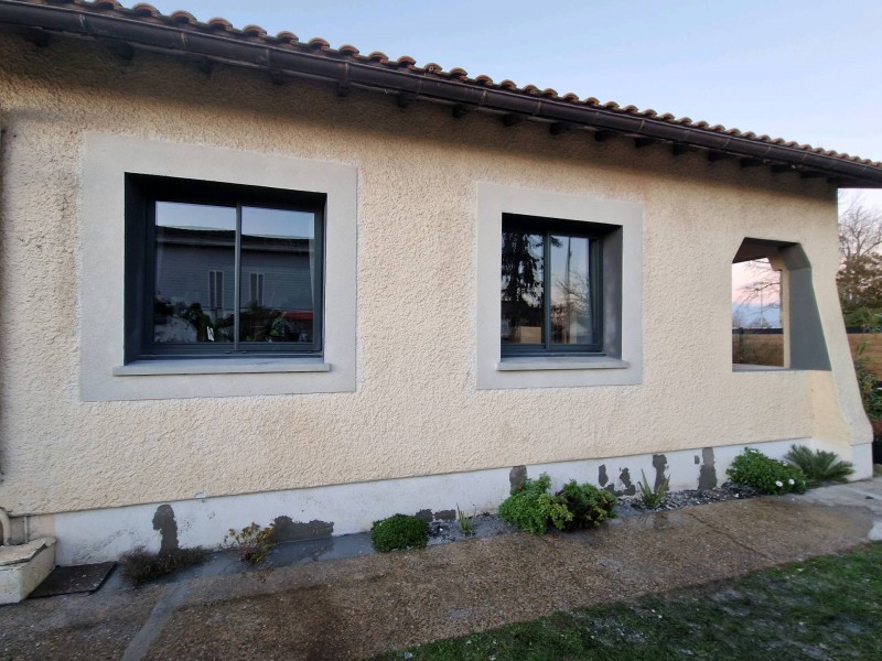 deux ouvertures de fenêtre dans une maison ancienne