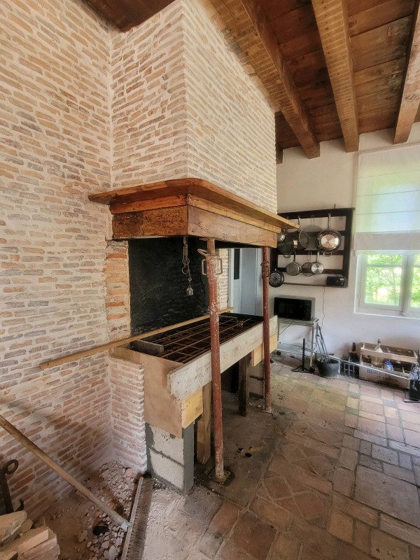 AmCheminée dans une maison landaise située près de Parentis-en-Born