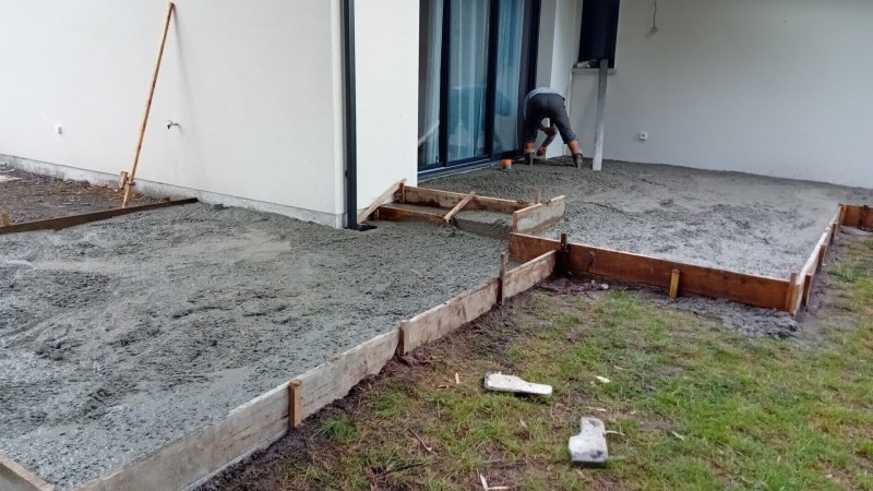 Réalisation d'une terrasse en béton avec carrelage extérieur sur mesure à Mios