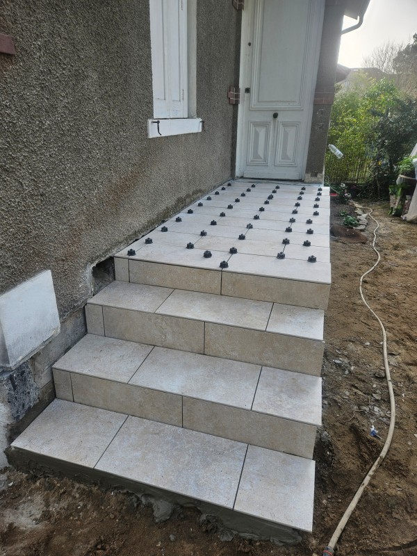 petit escalier avec allée en béton et revêtement carrelage de qualité à Arcachon