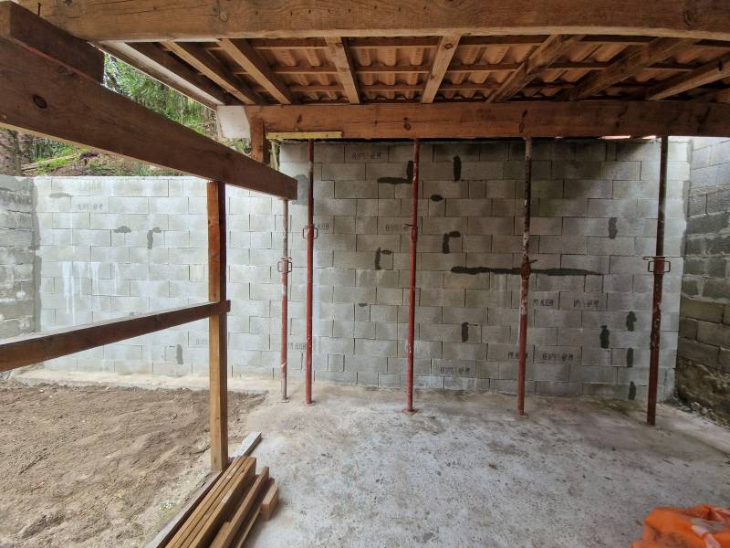 Mur de soutènement avec ferraillage solide pour protéger un garage soumis à des contraintes près de Gujan-Mestras