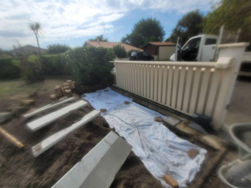Faire poser un pavage sur une entrée de portail située à Biscarrosse
