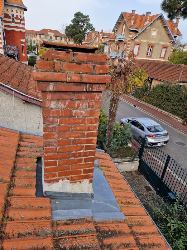 Restauration d'une cheminée en briquettes sur une maison à Arcachon par un professionnel