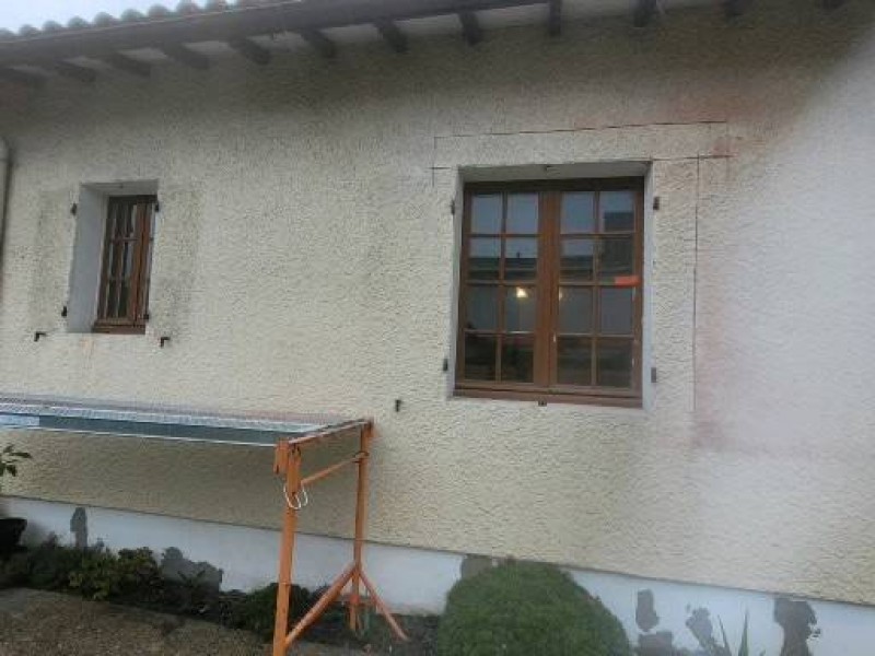 Pierrick Thebault réalise deux ouvertures de fenêtre dans une maison ancienne