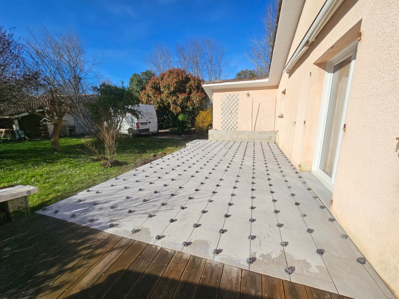 Rénovation en carrelage d'une ancienne terrasse avec pose de chape en mortier fibre de qualité à Mios
