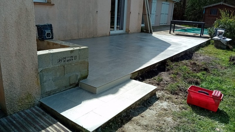 Rénovation en carrelage d'une ancienne terrasse avec pose de chape en mortier fibre de qualité pas cher à Mios